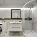 Lumina With Parking Near Atlas Arena Apartment *
