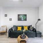 Lumina With Parking Near Atlas Arena Apartment *