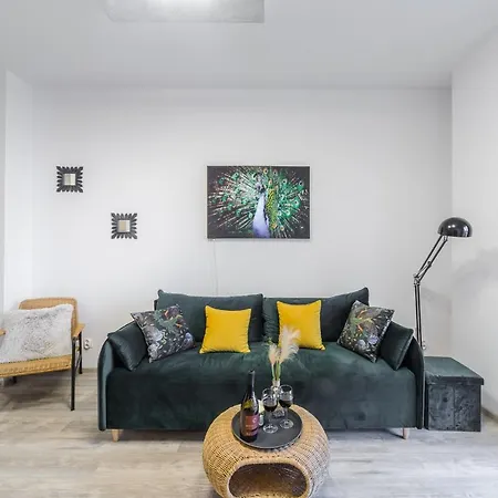 Lumina With Parking Near Atlas Arena Apartment *