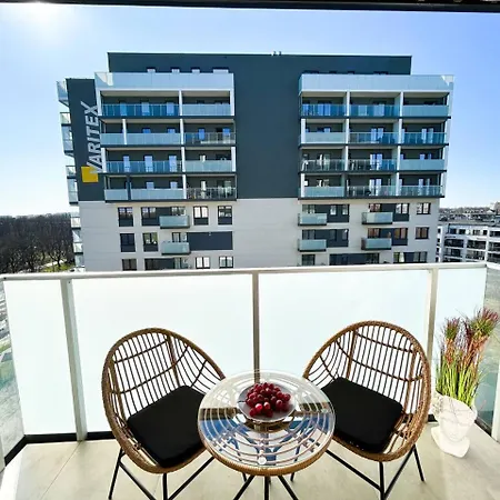 Lumina With Parking Near Atlas Arena Apartment